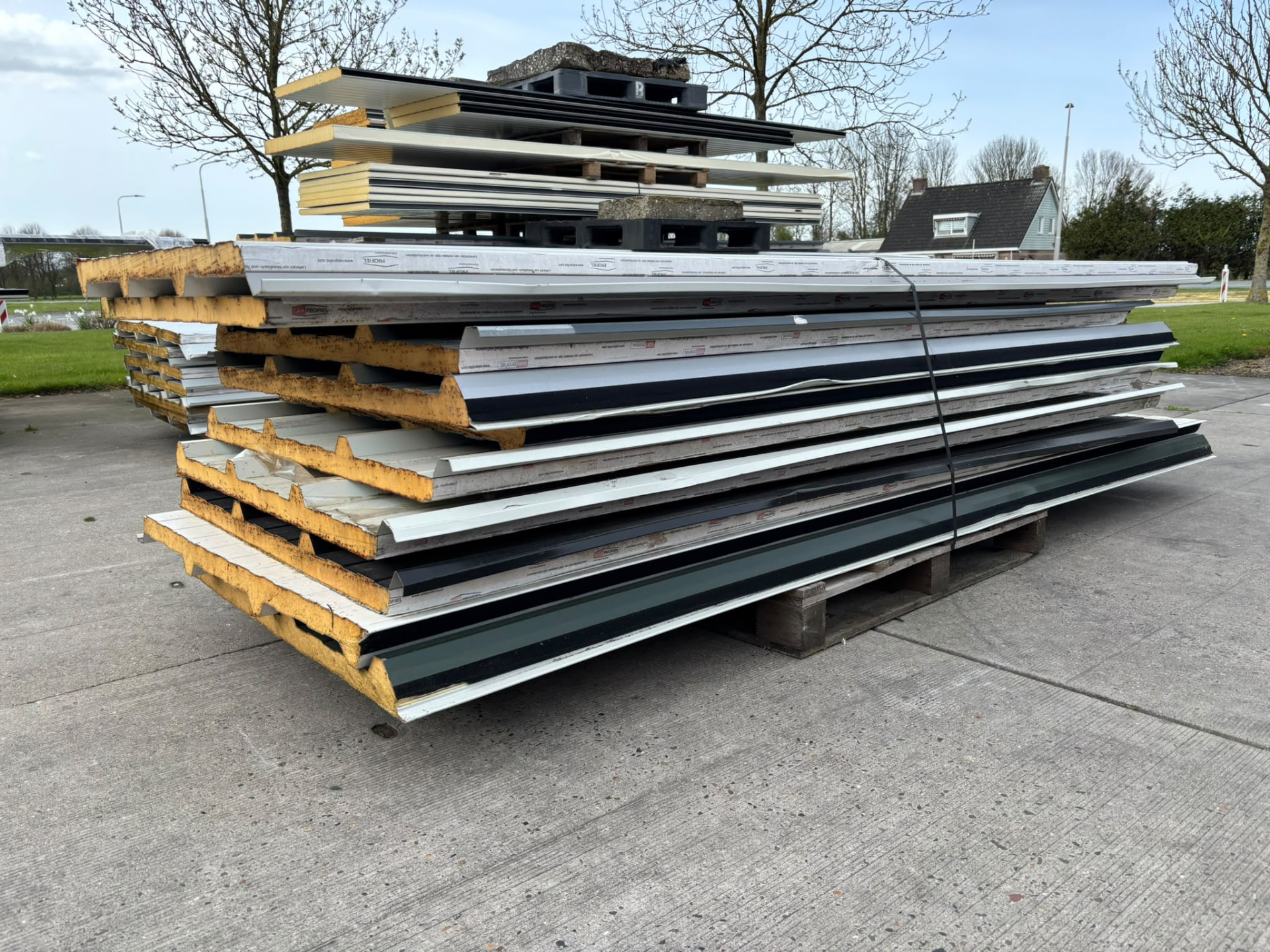B-keus dakpanelen op voorraad